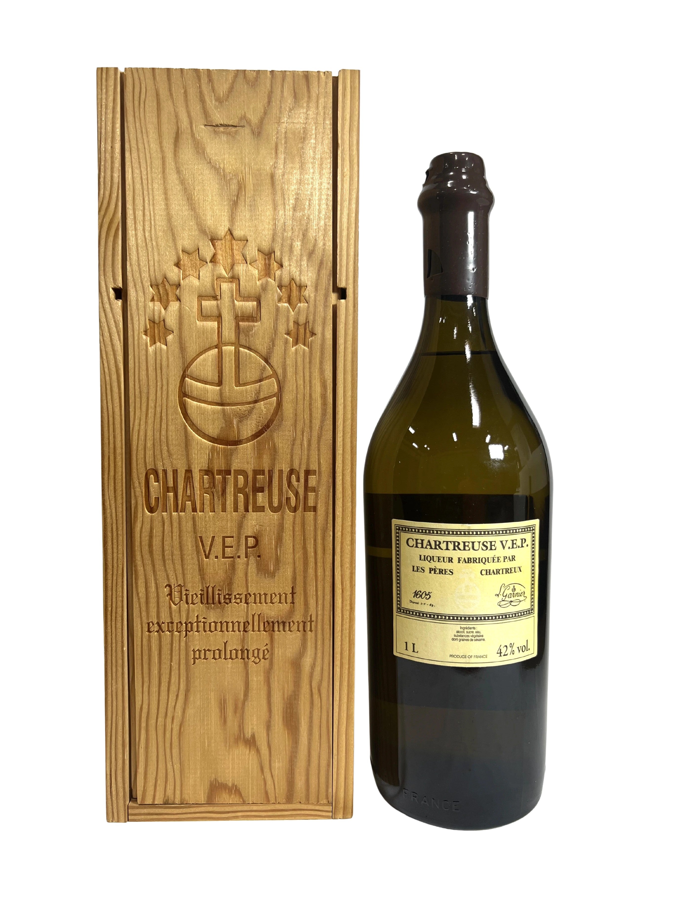 Chartreuse V.E.P. Yellow 2019 1 Liter with wooden box -bottle front